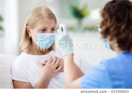 Doctor examining sick patient. Ill woman in clinic 65598603