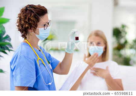 Doctor examining sick patient. Ill woman in clinic 65598611