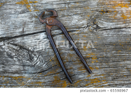 Old metal pincers 65598967