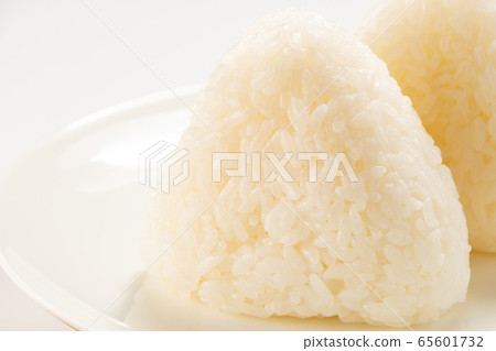 簡單的飯糰和鹹飯糰。 (白板/白色背景) 簡單的飯糰和鹹飯糰。 (白板/白色背景) 65601732