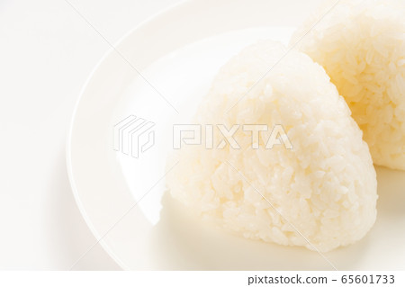 簡單的飯糰和鹹飯糰。 (白板/白色背景) 簡單的飯糰和鹹飯糰。 (白板/白色背景) 65601733