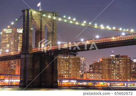 << New York >> Night view of Manhattan, view of Brooklyn Bridge Park << New York >> Night view of Manhattan, view of Brooklyn Bridge Park 65602672