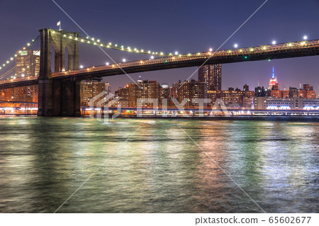 《紐約》曼哈頓的夜景,布魯克林大橋公園的景緻 《紐約》曼哈頓的夜景,布魯克林大橋公園的景緻 65602677