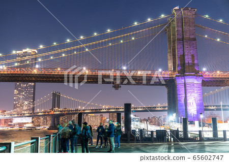 《紐約》曼哈頓大橋和布魯克林大橋的夜景,布魯克林大橋公園的景緻 《紐約》曼哈頓大橋和布魯克林大橋的夜景,布魯克林大橋公園的景緻 65602747