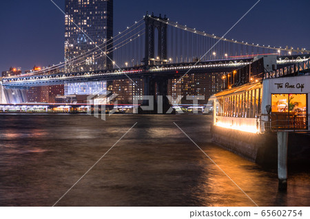 << New York >> Night view of Manhattan Bridge, view of Brooklyn Bridge Park 65602754