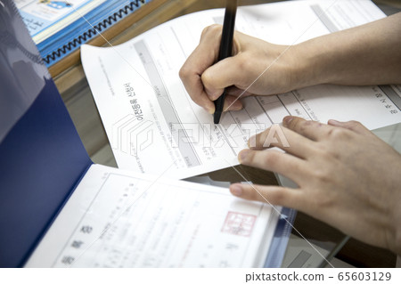 填寫與汽車接送有關的文件 65603129