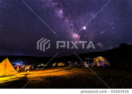 Starry sky seen at the campsite Starry sky seen at the campsite 65603426