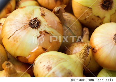 Raw organic onion 65605514