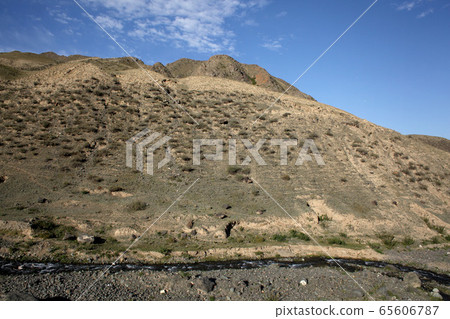 從Dokoku高速公路看到的天山山脈和峽谷。 2019/8/30 65606787