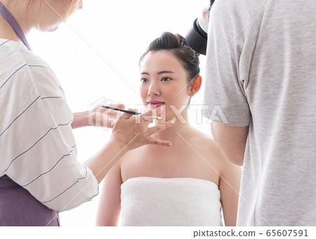 美麗的年輕女子的嘴唇化妝品形象 美麗的年輕女子的嘴唇化妝品形象 65607591