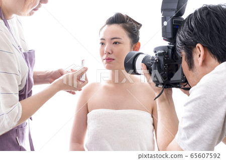 美麗的年輕女子的嘴唇化妝品形象 65607592