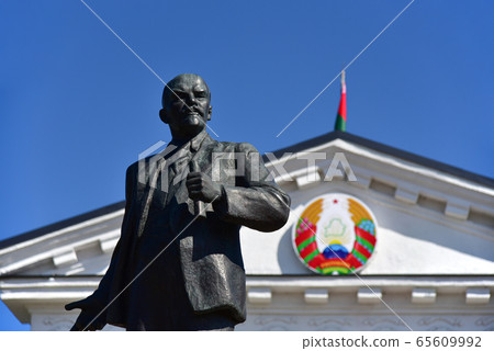 Monument to Lenin on the background of the 65609992