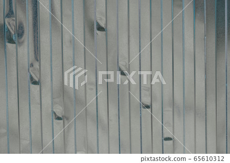tin as background, metal profile as fence 65610312
