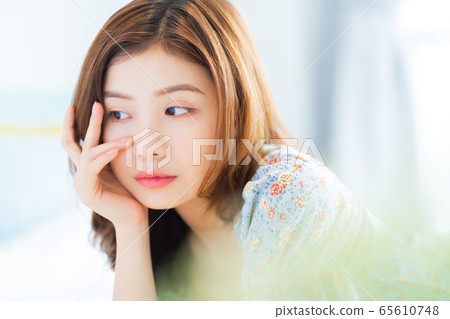 Beautiful woman, bedroom, morning 65610748