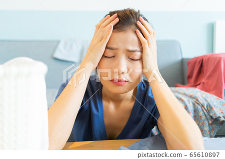 Housewife, housework 65610897