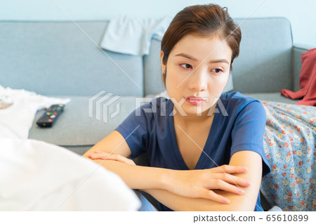 Housewife, housework 65610899