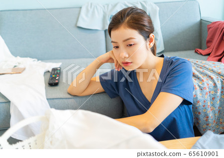 Housewife, housework 65610901