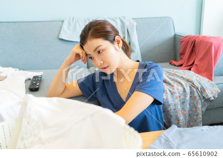Housewife, housework 65610902