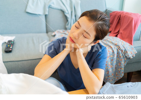 Housewife, housework 65610903