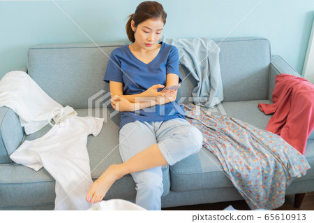 Housewife, housework 65610913