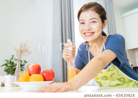 Housewife, housework Housewife, housework 65610928