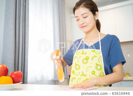 Housewife, housework 65610948