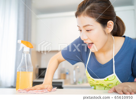 Housewife, housework Housewife, housework 65610950
