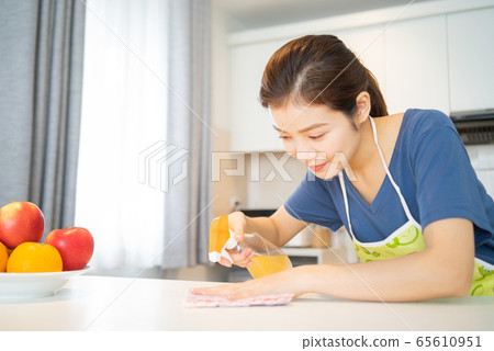 Housewife, housework Housewife, housework 65610951