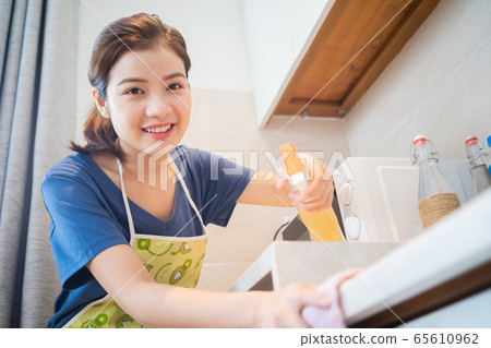 Housewife, housework Housewife, housework 65610962
