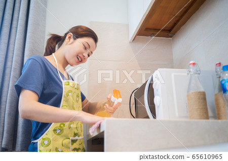 Housewife, housework Housewife, housework 65610965