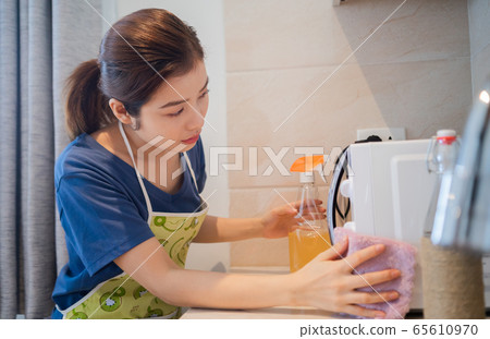 Housewife, housework Housewife, housework 65610970