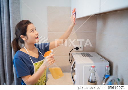 Housewife, housework 65610971