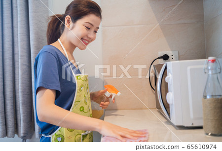 Housewife, housework 65610974