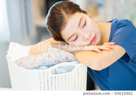 Housewife, housework Housewife, housework 65610982