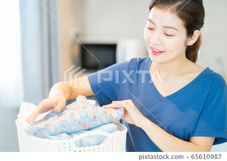 Housewife, housework Housewife, housework 65610987