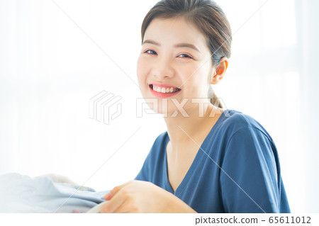 Housewife, housework 65611012