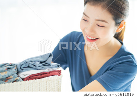 Housewife, housework 65611019