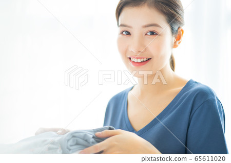 Housewife, housework 65611020