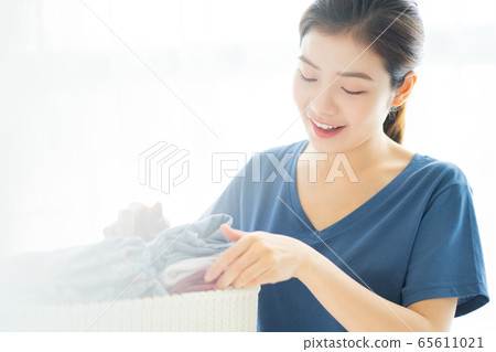 Housewife, housework 65611021