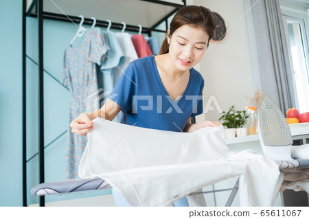Housewife, housework 65611067