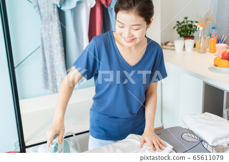 Housewife, housework 65611079