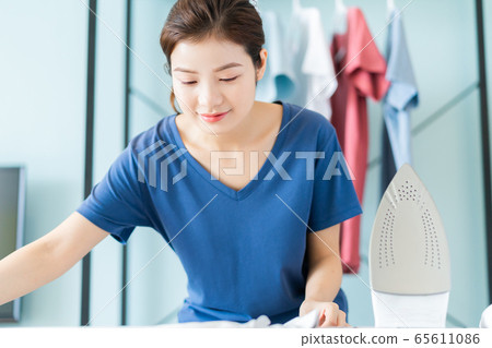 Housewife, housework 65611086