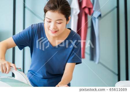 Housewife, housework 65611089