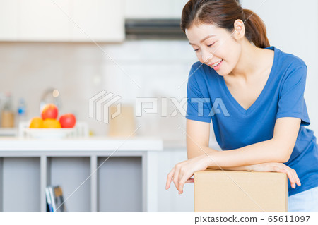 Beautiful woman, moving house Beautiful woman, moving house 65611097