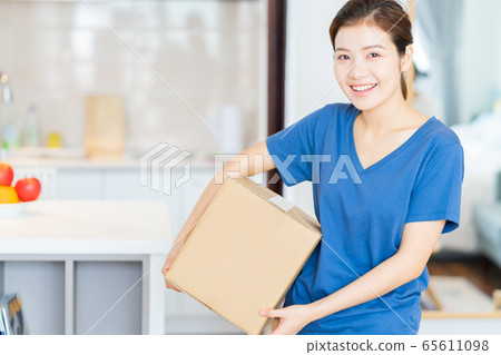 Beautiful woman, moving house 65611098