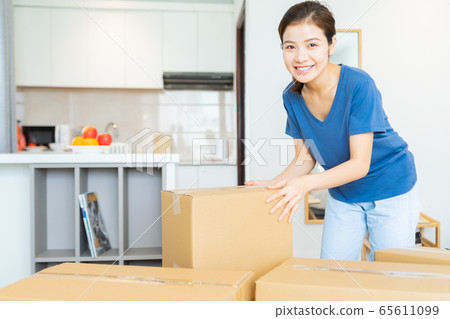 Beautiful woman, moving house Beautiful woman, moving house 65611099