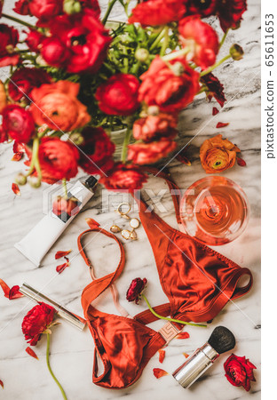 Flat-lay of feminine attributes and beauty things 65611653