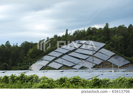 [Solar power generation] A solar power generation facility that is installed by cutting off the mountain surface. 65613706