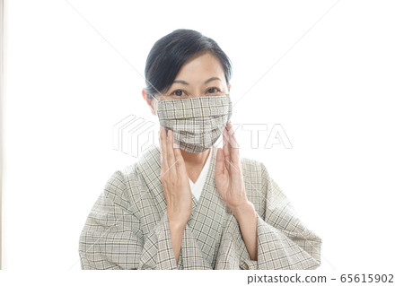 夏季和服的中年婦女享受用和服製作的手工口罩 65615902