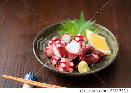 Octopus sashimi cut into pieces Octopus sashimi cut into pieces 65617214